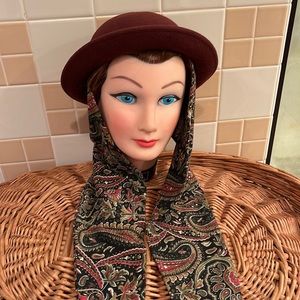 VINTAGE PEACHFELT WOOL HAT WITH ATTACHED SCARF .